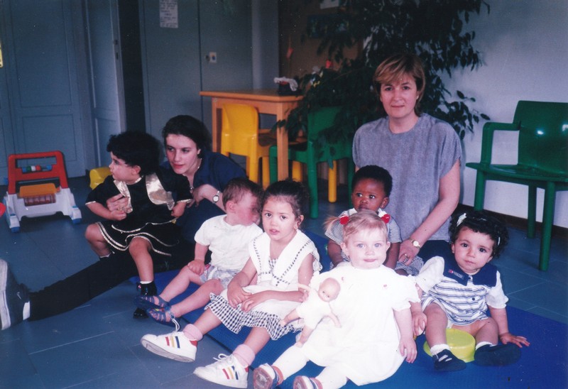 Danila Lasagni coi bambini mentre fa volontariato.